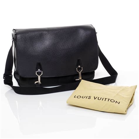 louis vuitton taiga dersou messenger bag